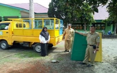MAN 2 Kepahiang Terima Bantuan Kotak Sampah dari DLH Kepahiang